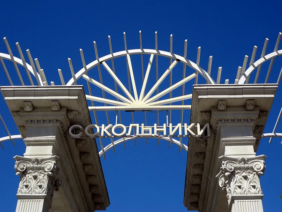 Главный вход в парк Сокольники