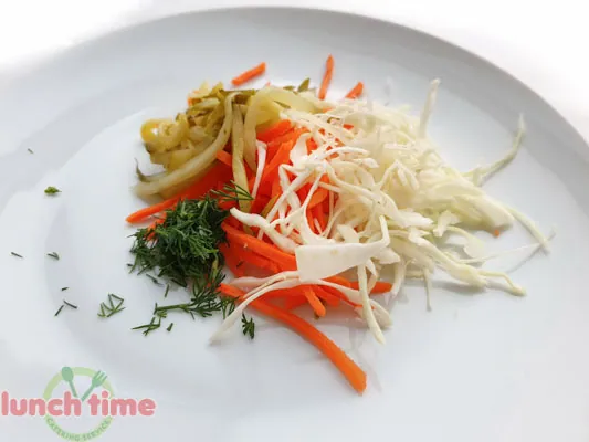 Салат из капусты с солёными огурцами