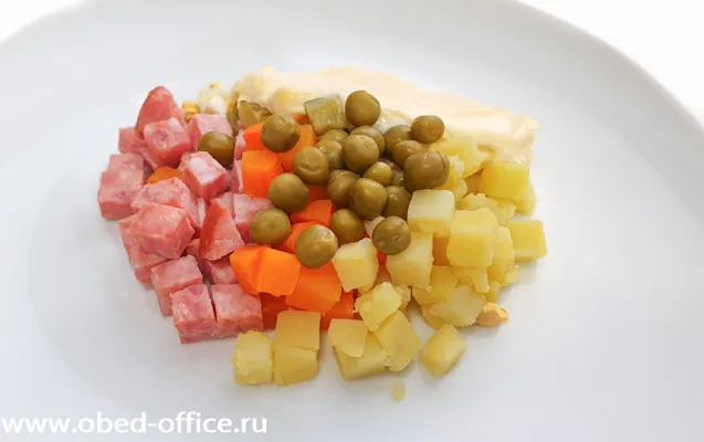 Оливье с копчёной колбасой