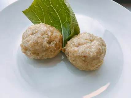 Биточек из куриного филе с соусом Бешамель