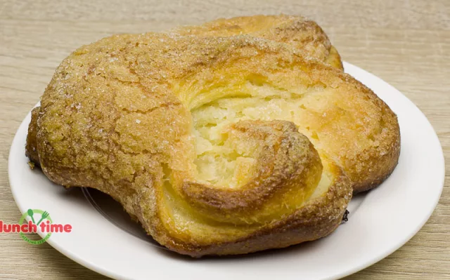 Плюшка московская с сахаром; 1 шт