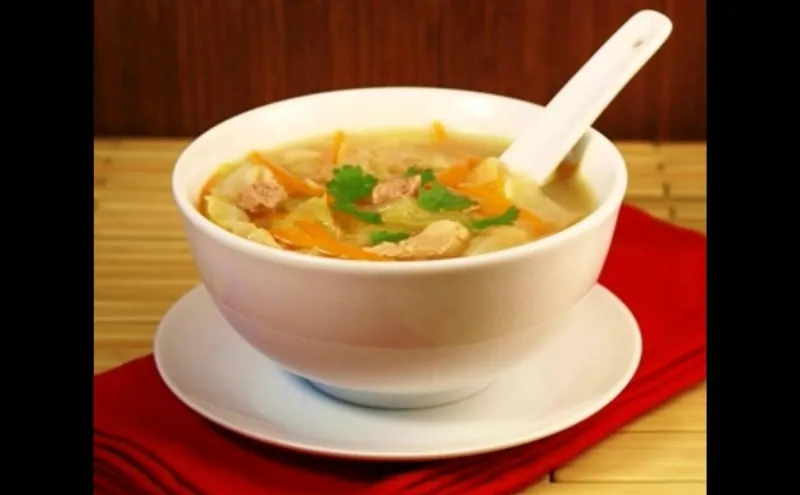 Щи из квашеной капусты с куриным филе; со сметаной