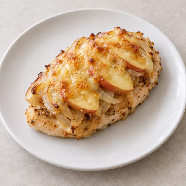 Филе куриное, запечённое с яблоками, сыром и луком