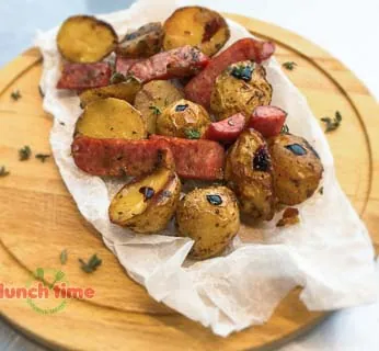 Беби-картофель с копчёными колбасками