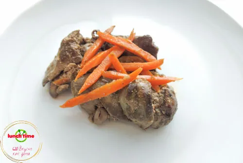 Печень куриная, тушёная с луком и морковью