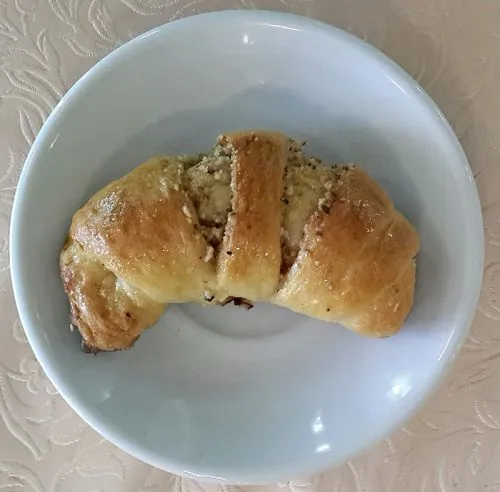 Рогалик с орехами