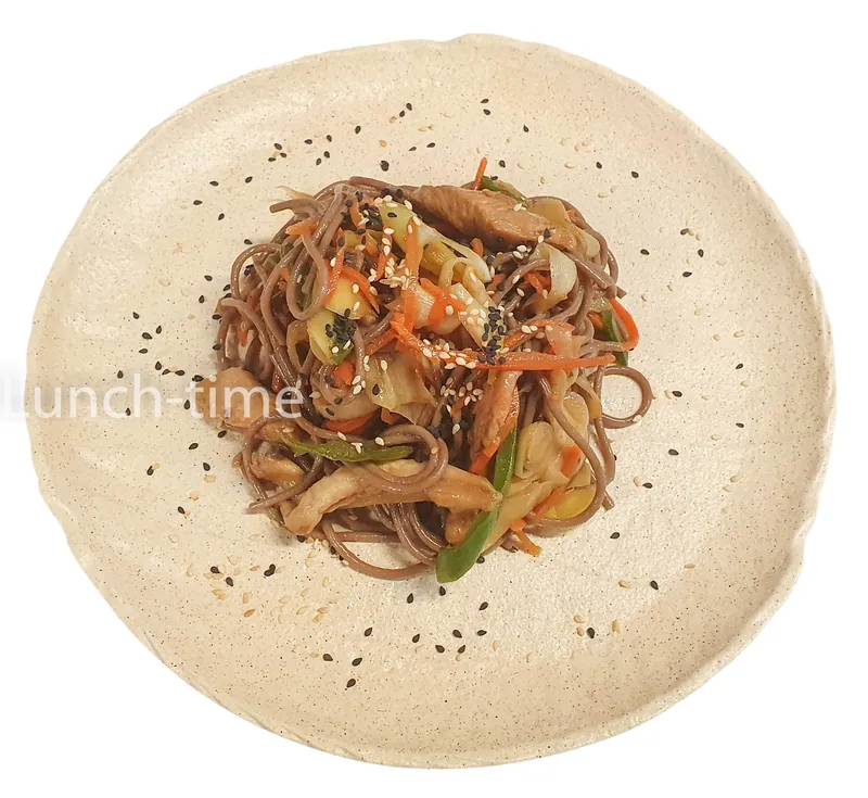 Лапша гречневая WOK с курицей  230  гр.