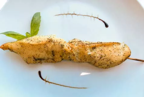 Шашлык из куриной грудки с чесночным соусом
