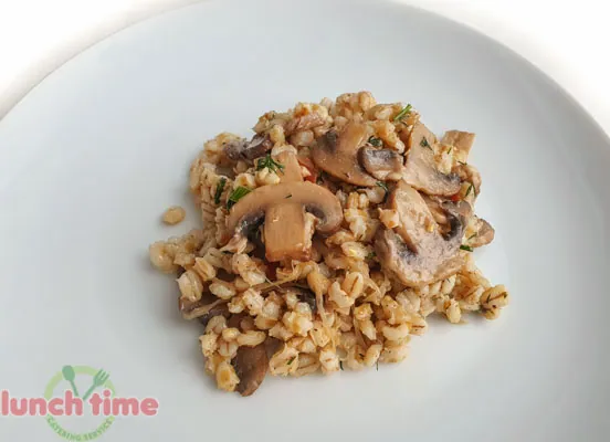 Рагу из перловой крупы с луком и грибами