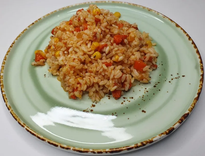 Плов с кукурузой и овощами