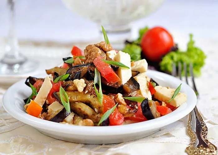 Салат с баклажанами, сыром Фета и грецкими орехами