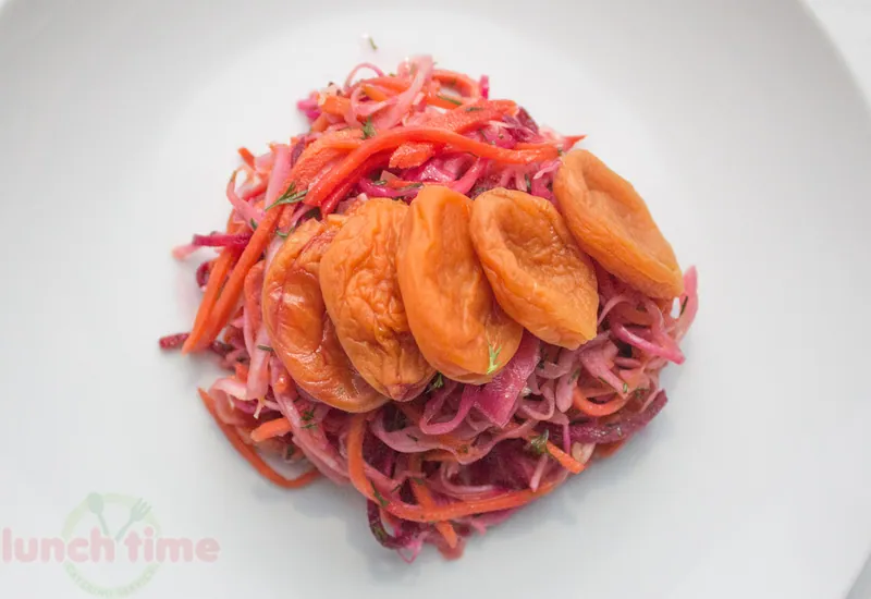 Салат витаминный с курагой