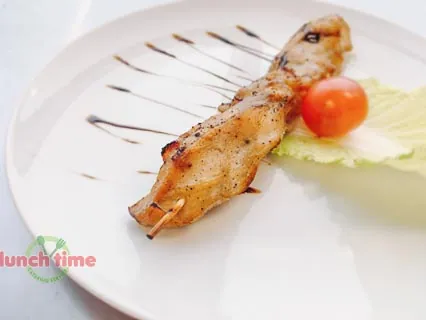 Шашлык куриный ПРЕМИУМ с картофельными дольками и томатным соусом