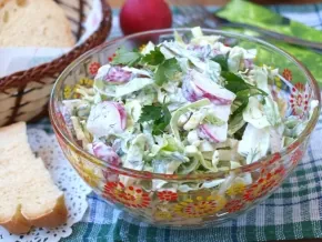 Салат из капусты с редисом и сметаной
