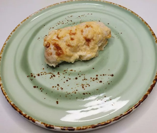Куриный рулетик с овощами, запечённый в сливочном соусе