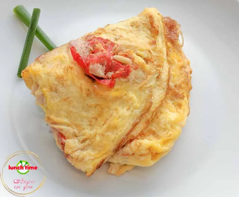 Омлет с копчёной курицей и помидорами; жареный