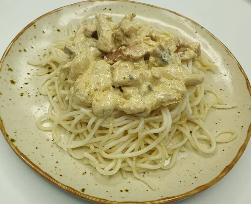 Спагетти с куриным филе и беконом