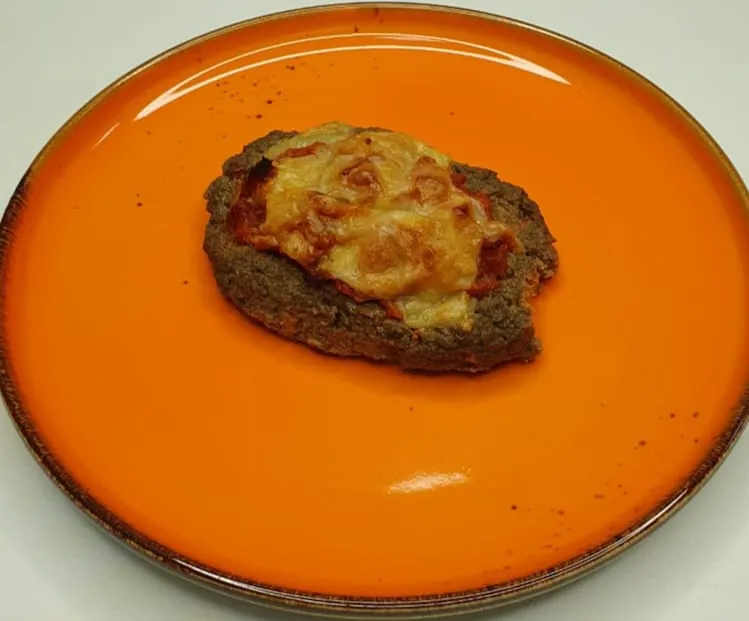Котлеты из куриной печени под овощной шапочкой