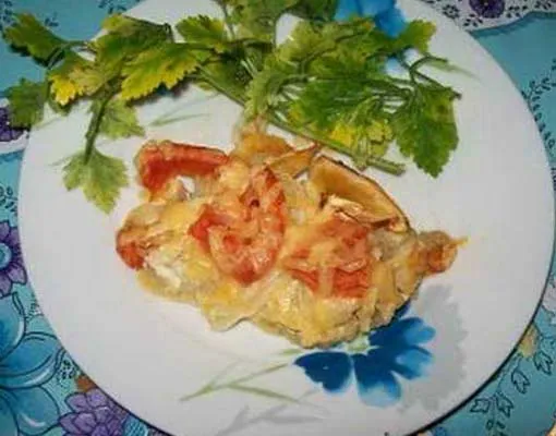 Хек, запечённый с луком