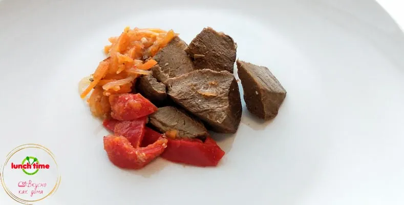 Сердце говяжье, тушёное в томатном соусе с овощами