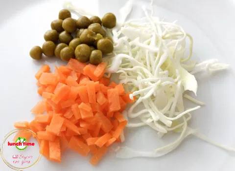 Салат из капусты с морковью и зелёным горошком