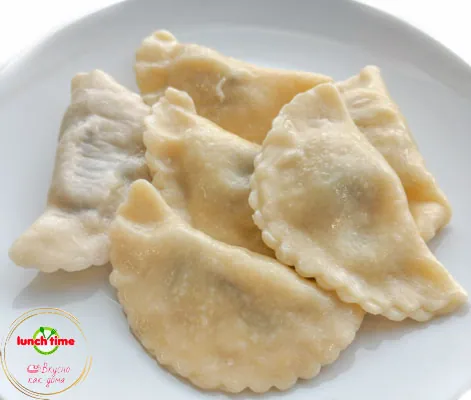Вареники с картофелем и грибами; со сметаной