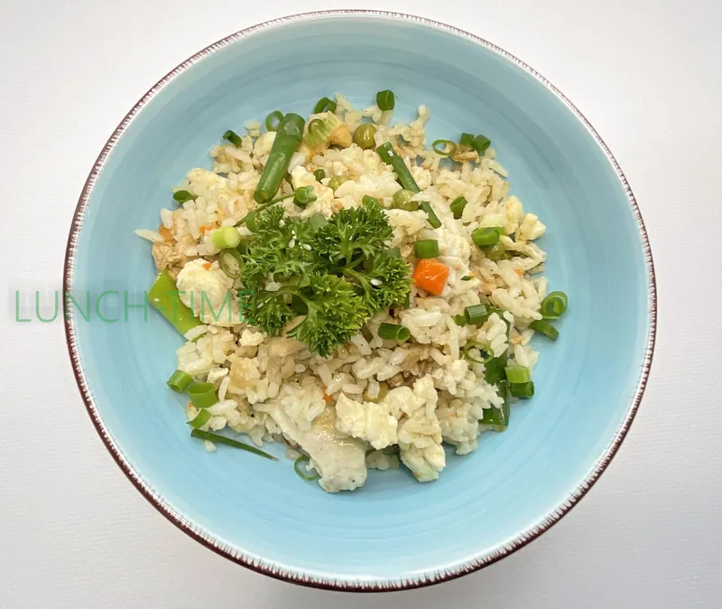 Рис по-тайски с курицей и овощами