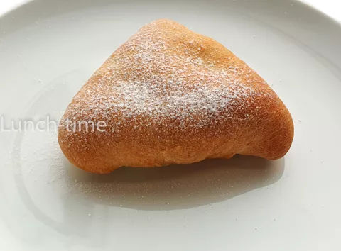 Пирожок с яблоком