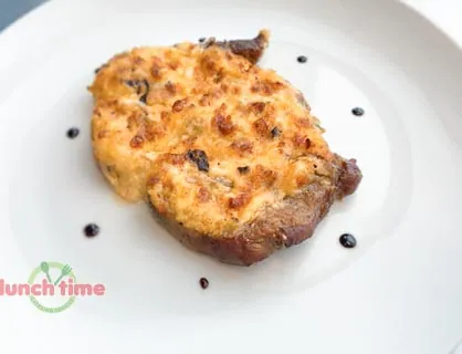 Вырезка свиная, запечённая с шампиньонами и луком