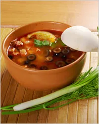 Солянка рыбная с маслинами и лимоном