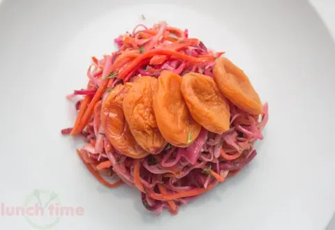 Салат витаминный с курагой