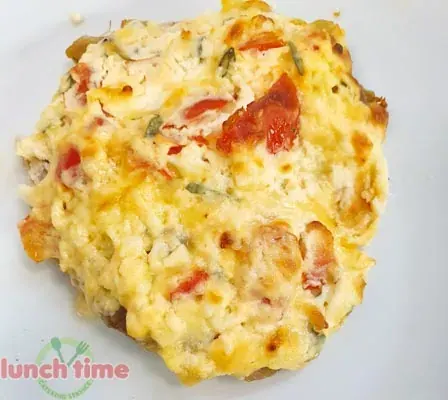 Куриная отбивная, запечённая под сырно-яичной шапочкой