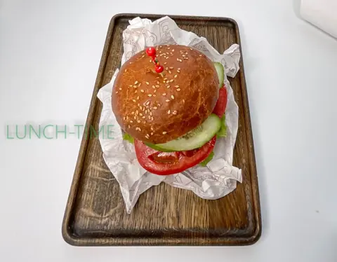 Бургеры с мясной котлетой и соусом барбекю