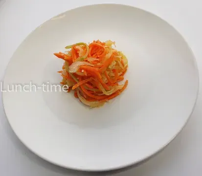 Салат из моркови с редькой и яблоком