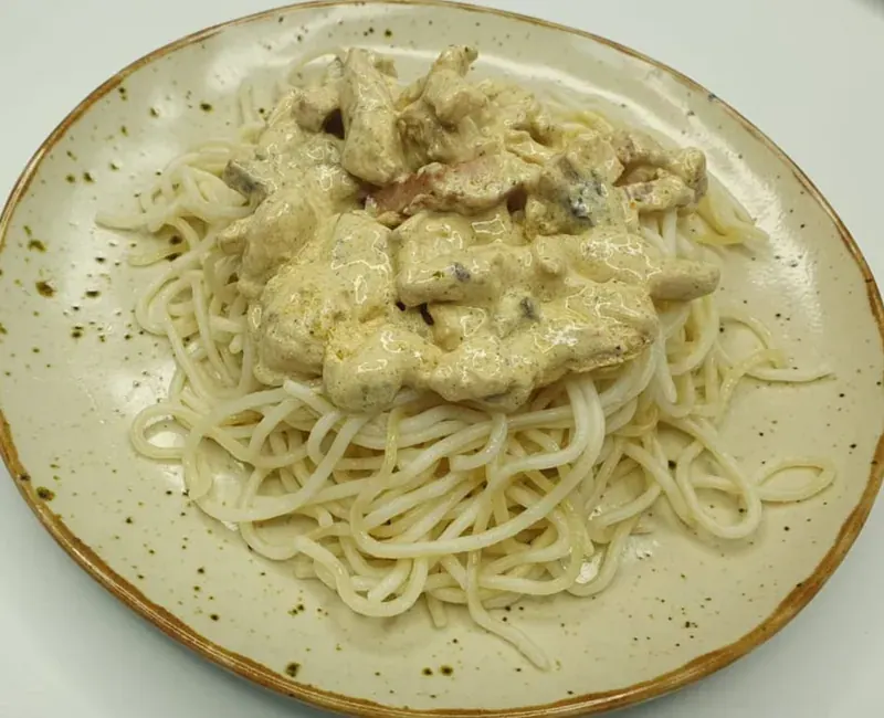 Спагетти с курицей, беконом и сливочным соусом