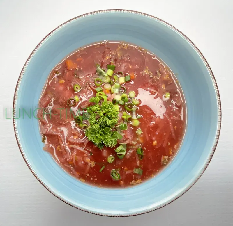 Борщ с говядиной и сметаной