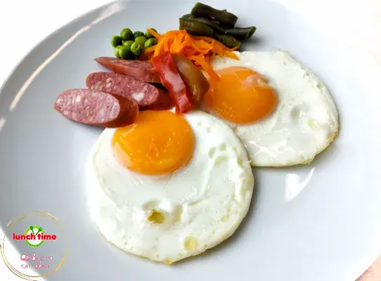 Яичница с охотничьими колбасками и паровыми овощами