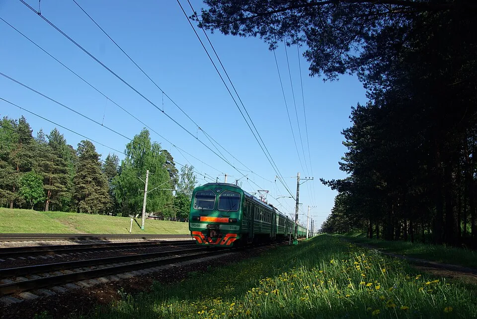 Поезд в районе платформы «Фабричная», 2009 год