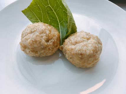 Биточек из куриного филе с соусом Бешамель
