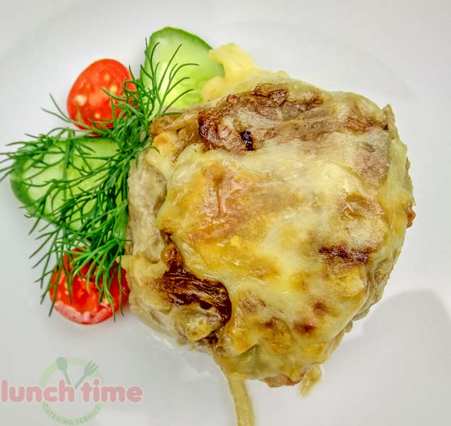 Бифштекс, запеченный с луком и сыром