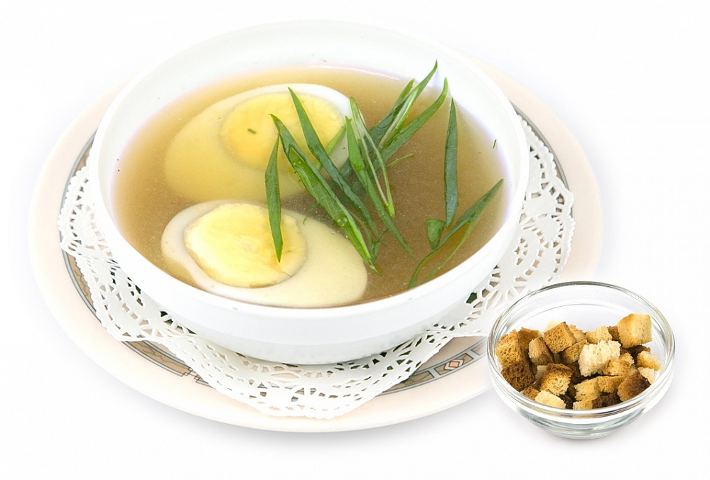 Бульон мясной с яйцом и зеленью