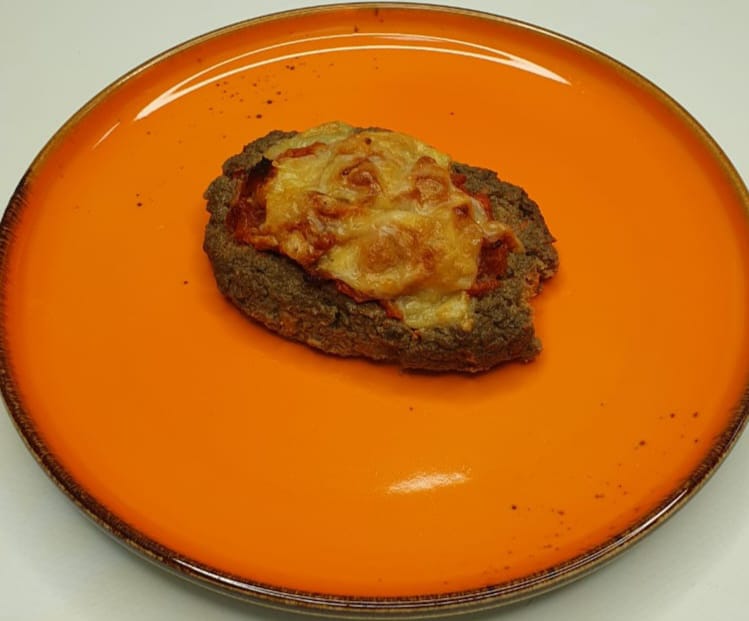Котлеты из куриной печени под овощной шапочкой
