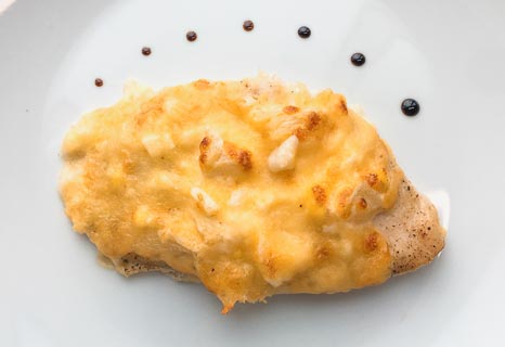 Куриная отбивная, запечённая с киви и сыром