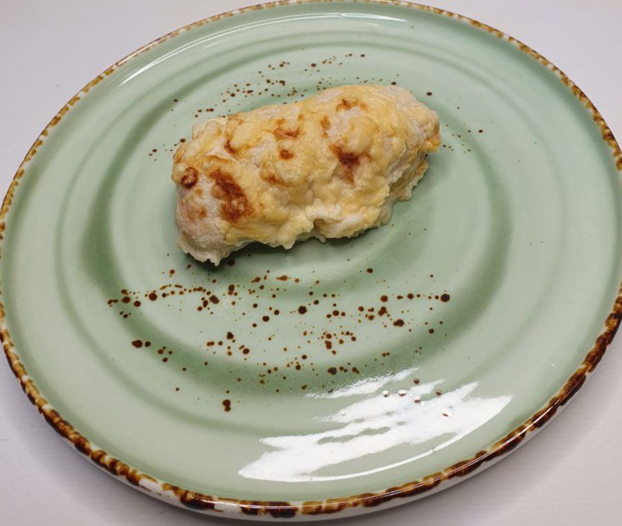 Куриный рулетик с овощами, запечённый в сливочном соусе