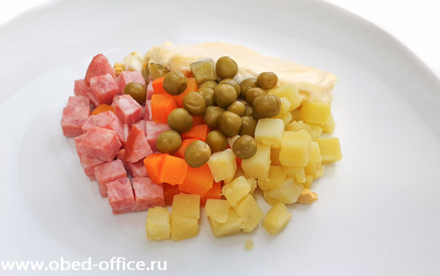 Оливье с копчёной колбасой