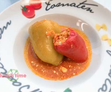 Перец, фаршированный мясом; со сметано-томатным соусом