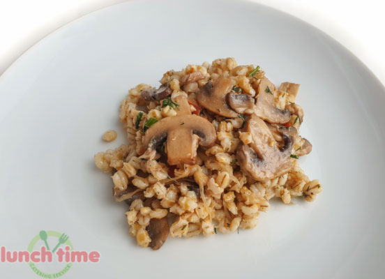 Рагу из перловой крупы с луком и грибами