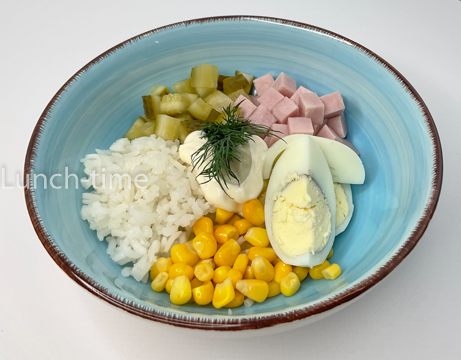 Салат ветчинный с рисом и майонезом