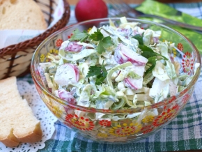 Салат из капусты с редисом и сметаной