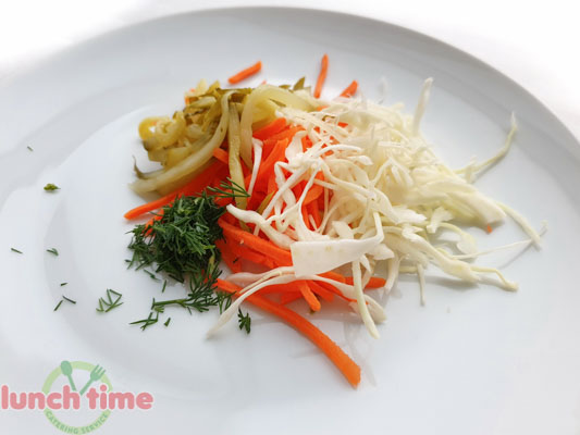Салат из капусты с солёными огурцами